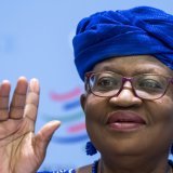 La directrice générale de l'Organisation mondiale du commerce (OMC) Ngozi Okonjo-Iweala a de quoi se réjouir avec l'entrée en vigueur de l'accord sur la pêche dans une période d'augmentation des tarifs douaniers américains (archives). KEYSTONE/MARTIAL TREZZINI